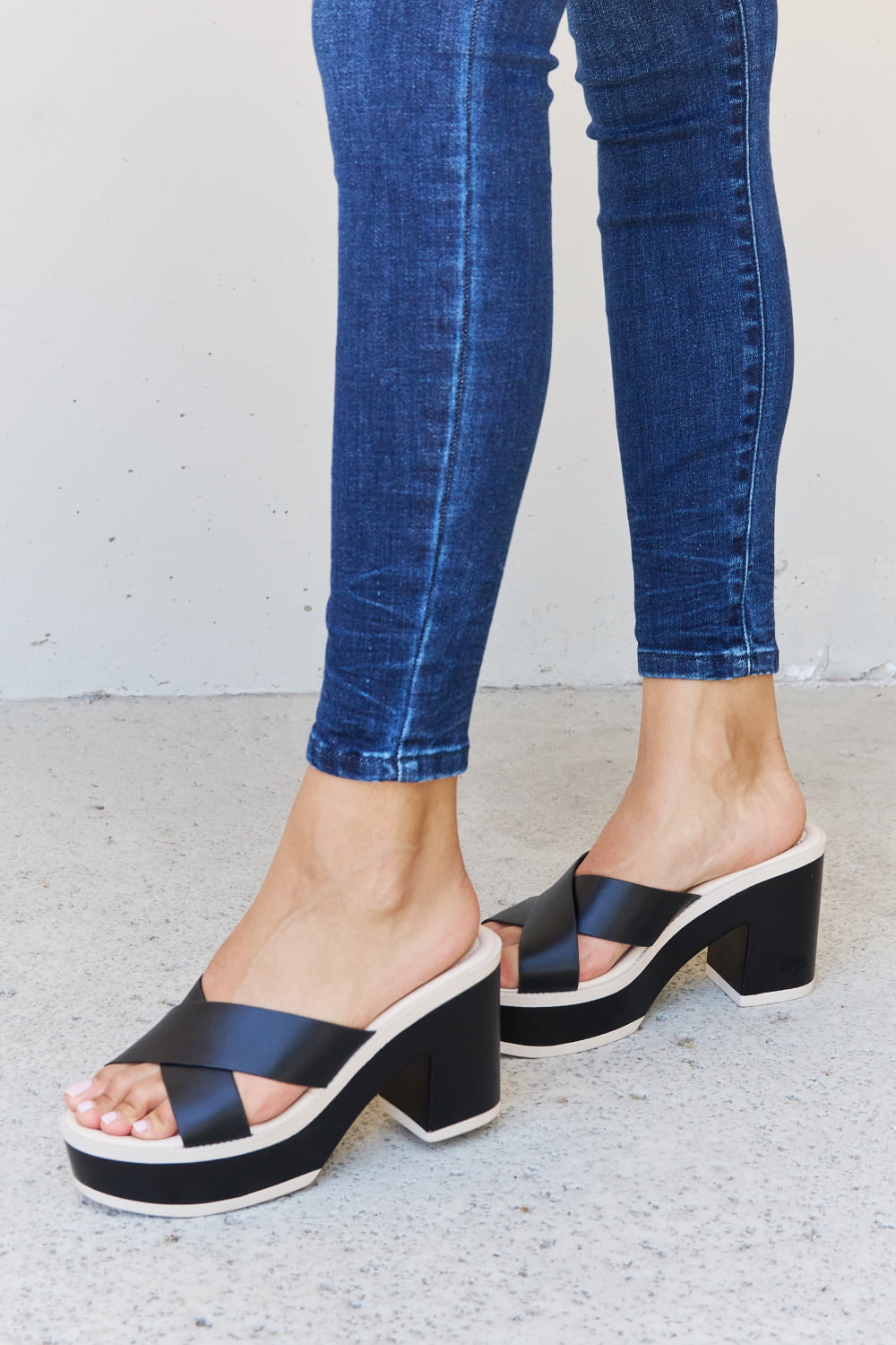 Weeboo Cherish The Moments Contrast Platform Sandals in Black 8387d40188be40f6b54f4538e2ed3197-Max