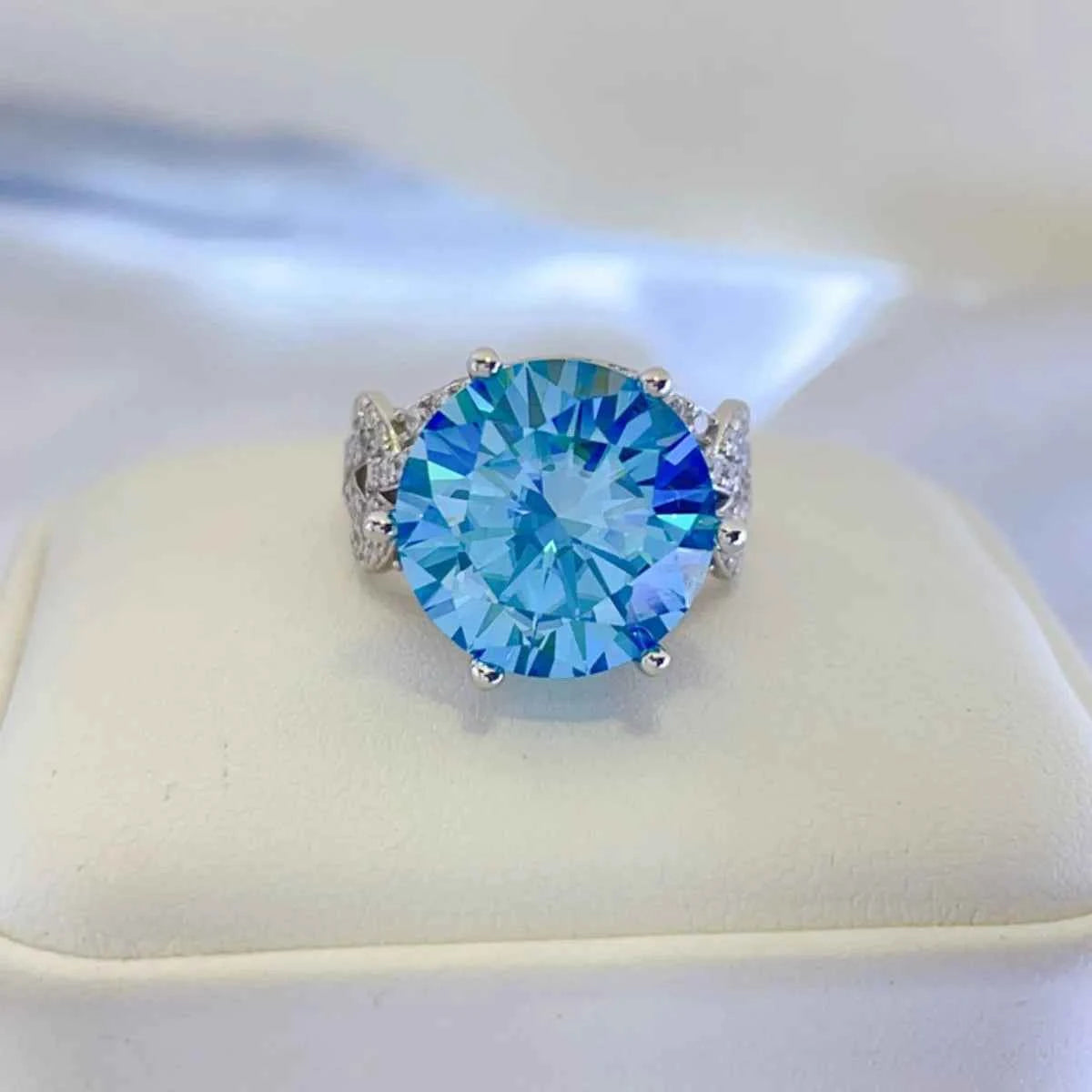 10 Carat Moissanite 925 Sterling Silver Ring 83c2e6d0-ee5a-4e96-bb61-f85210ab6c76-Max-Origin