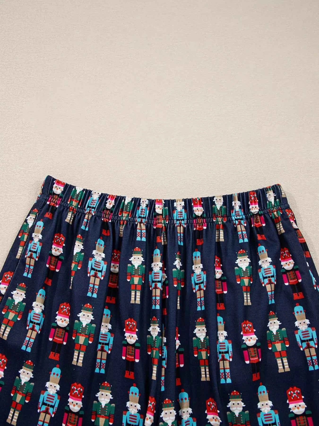 Mama Claus Plaid Letter Tee and Nutcracker Shorts 2pcs Lounge Set 89ebc5096e3a4a6fb9871679f565e091-Max-Origin