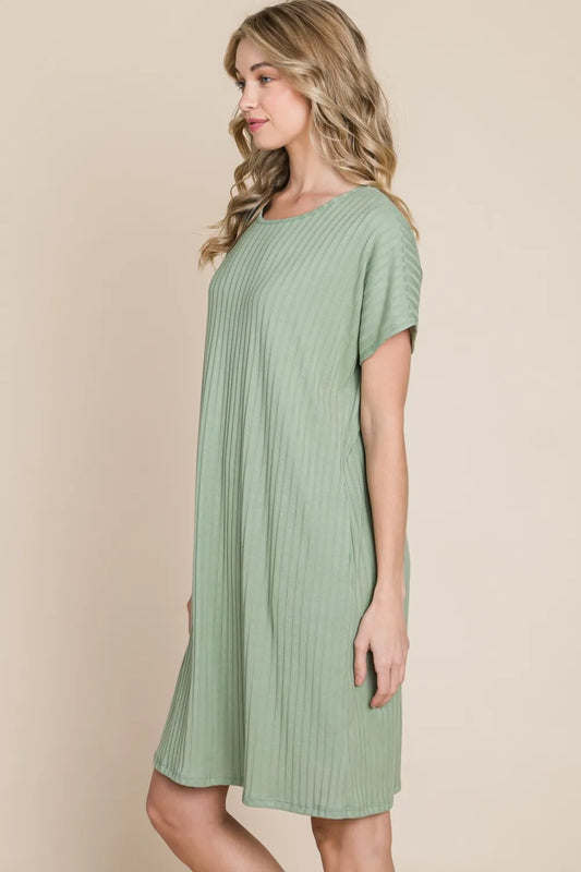 Ribbed Round Neck Short Sleeve Dress with Pockets 8a2003ac-a190-44b6-aef1-9aa9f94c648c-Max