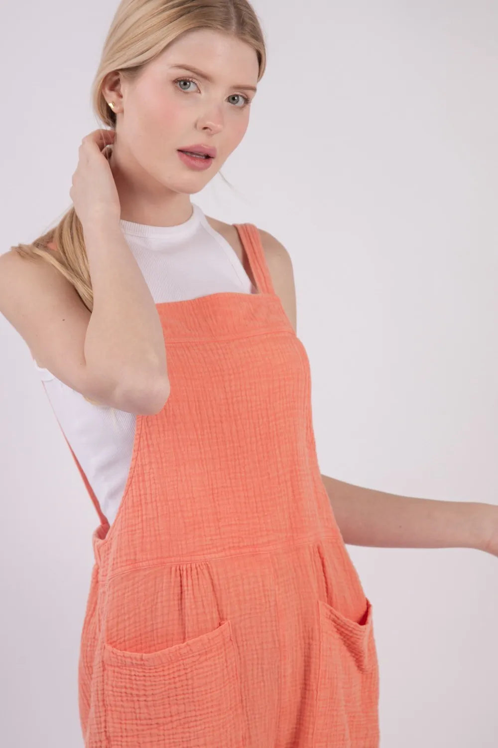 VERY J Sleeveless Double Gauze Overalls with Pockets 8bd64c16-ded3-411b-9c15-f89476afef7c-Max