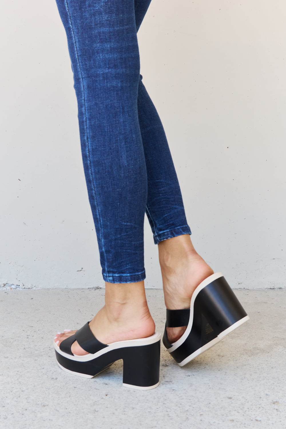 Weeboo Cherish The Moments Contrast Platform Sandals in Black 970703932e1e4ab8ad92922d7ea51e4e-Max