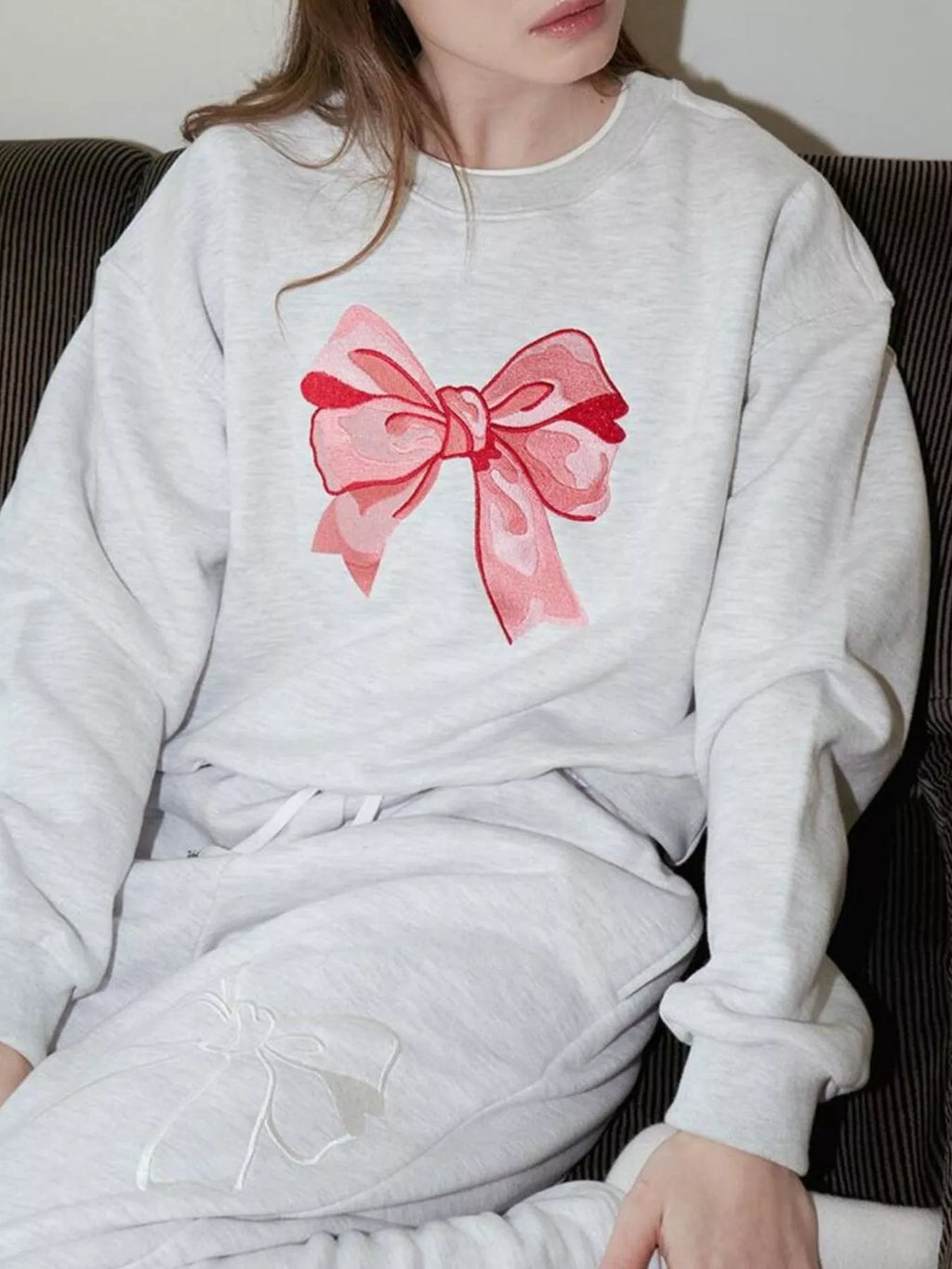 Bow Graphic Round Neck Long Sleeve Sweatshirt 9c7fb672-27c7-4dce-92f5-f54b79daac76-Max-Origin