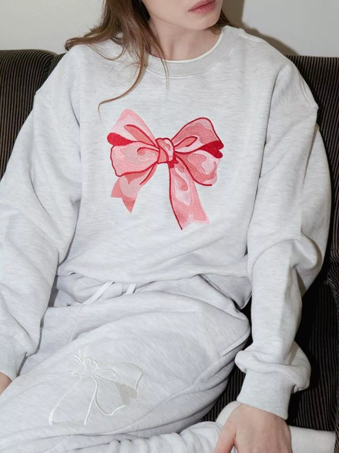 Bow Graphic Round Neck Long Sleeve Sweatshirt 9c7fb672-27c7-4dce-92f5-f54b79daac76-Max-Origin