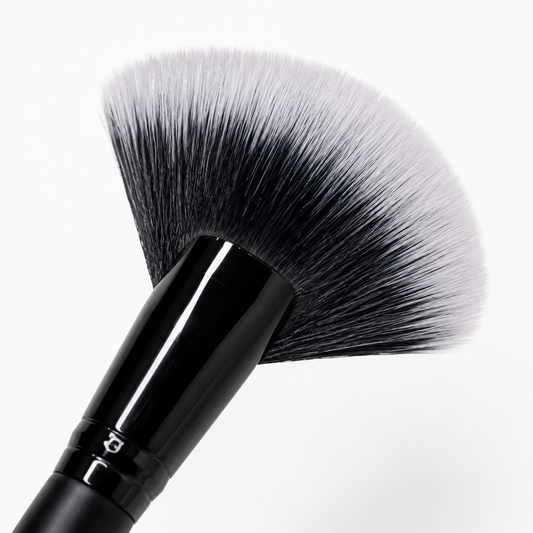Cheek Fan Brush Fluffymakeupbrushclose-upshot