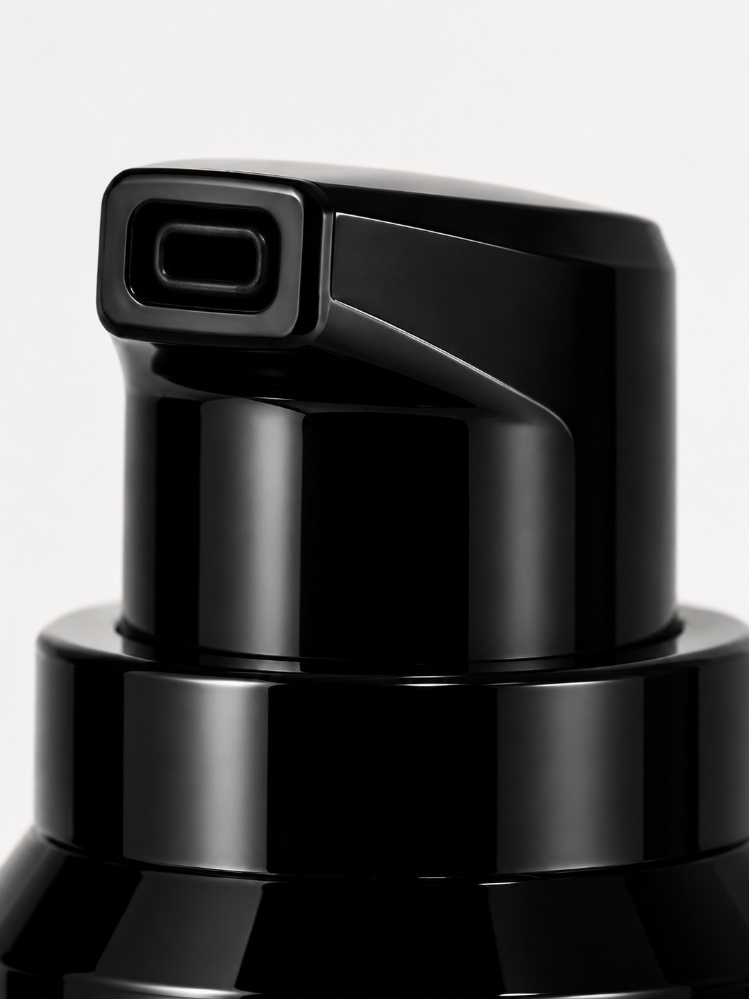Pore-Blurring Face Primer | Smooth Makeup Base Glossy_black_pump_dispenser_close-up