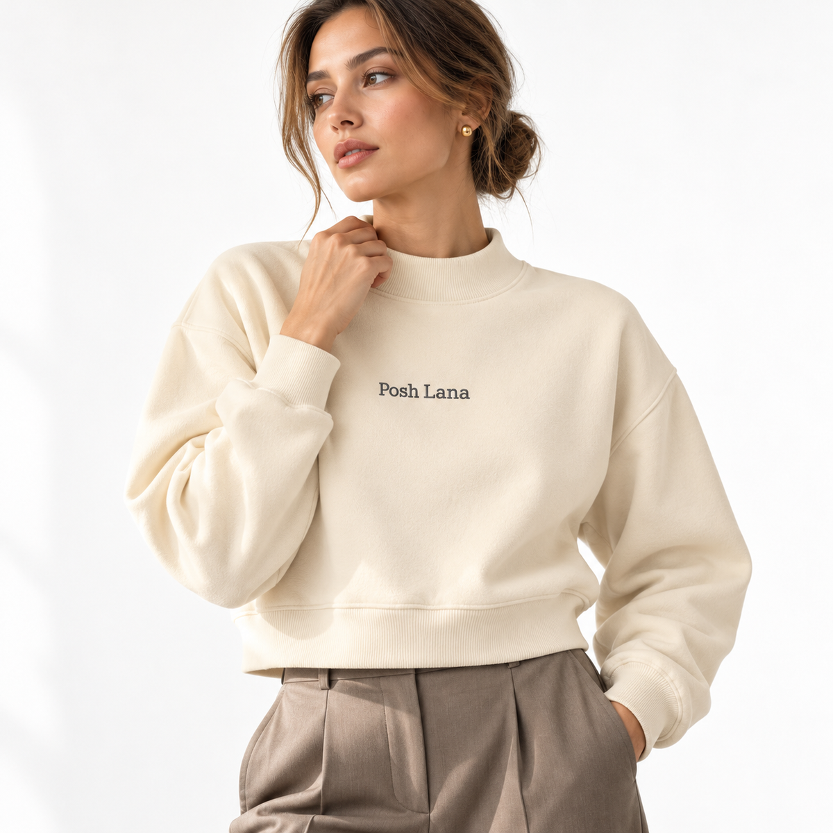The Relaxed Fleece Mock-Neck Cream Apricot Sweatshirt PoshLanaEditorialPortrait_a1256efb-8e4f-4c0f-b829-cca81104e400
