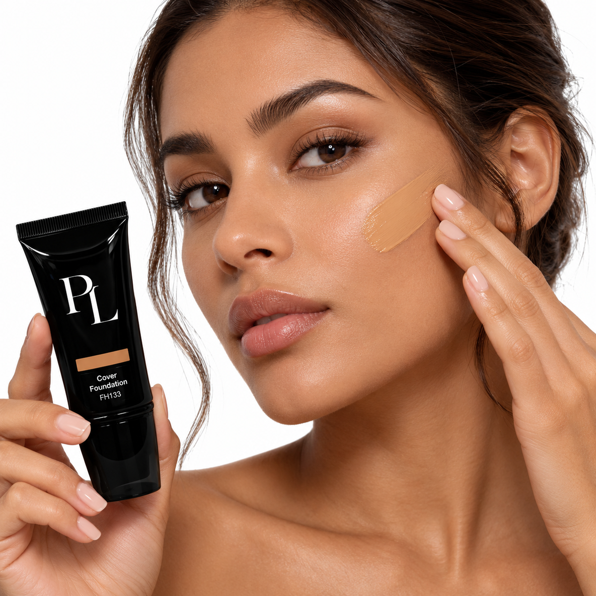 Full Cover Foundation - Dune RadiantFoundationApplicationClose-Up