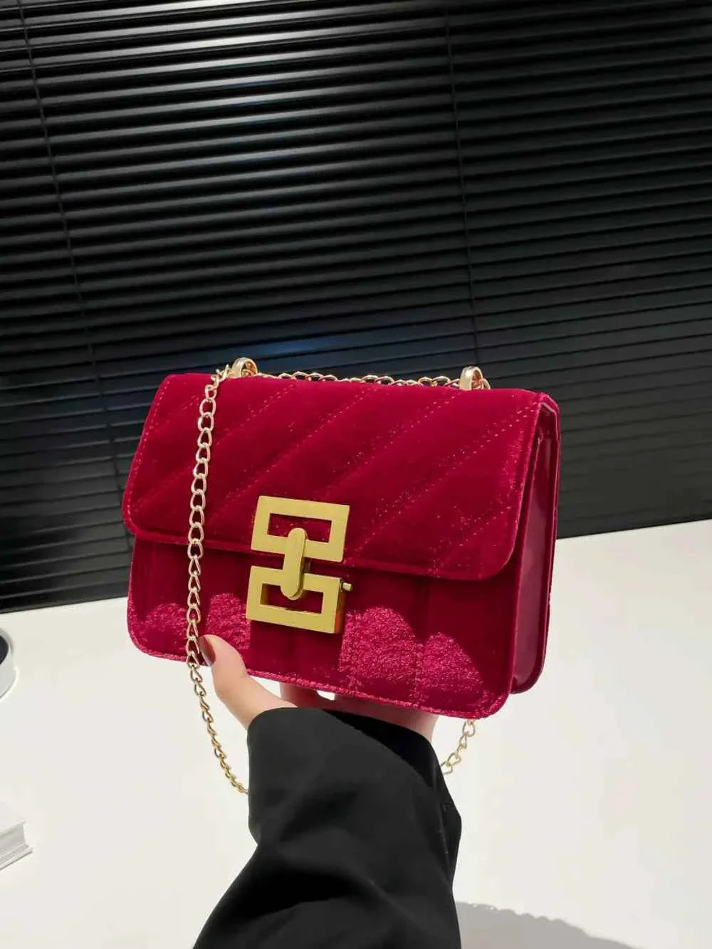 Gold Clasp Chain Shoulder Bag Red One Size a702e719-b32c-4805-b8ea-242e39114500-Max