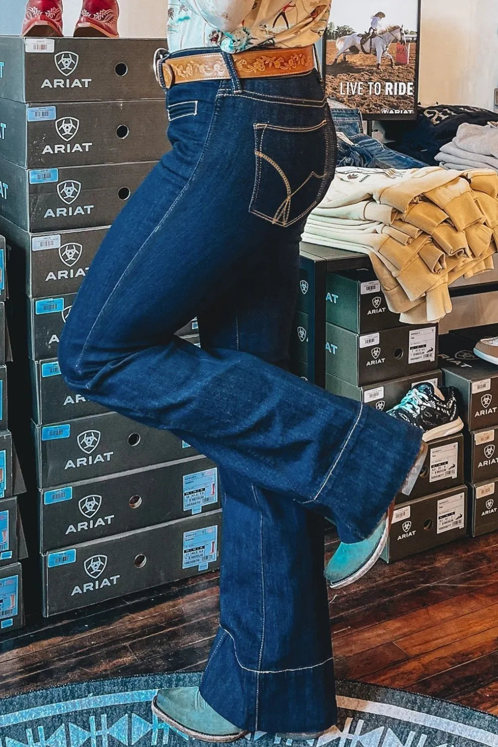 Center Seam Deep Wash Straight Jeans a754de81-7bce-44ca-9a97-8ed163901cdb-Max-Origin