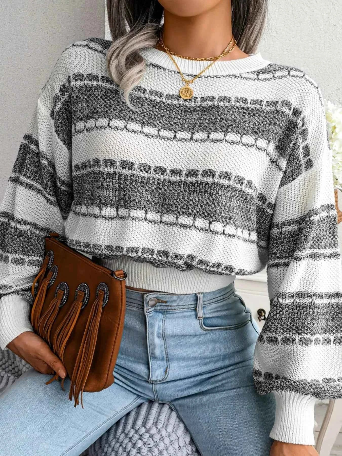 Color Block Round Neck Cropped Sweater a85d3e37-f151-46e1-a6f3-6a23b585dc90-Max-Origin