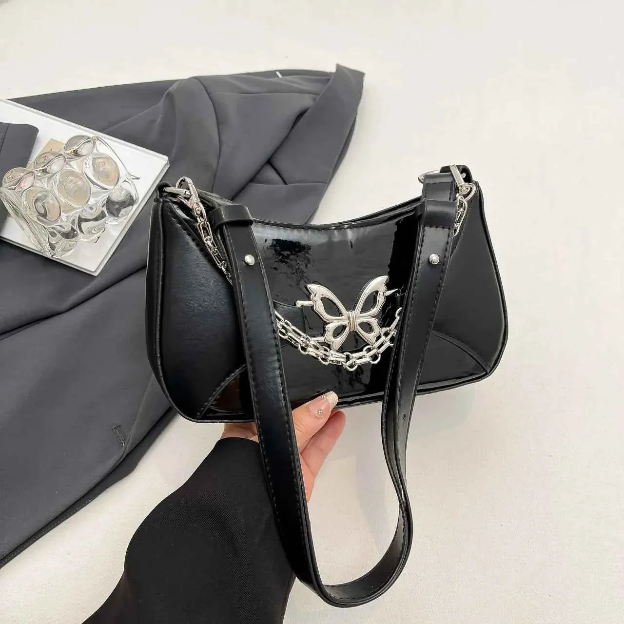 Butterfly Chain Shoulder Bag Black onesize ab17d29cc3584585a3f40e0aa9ef9f73-Max-Origin
