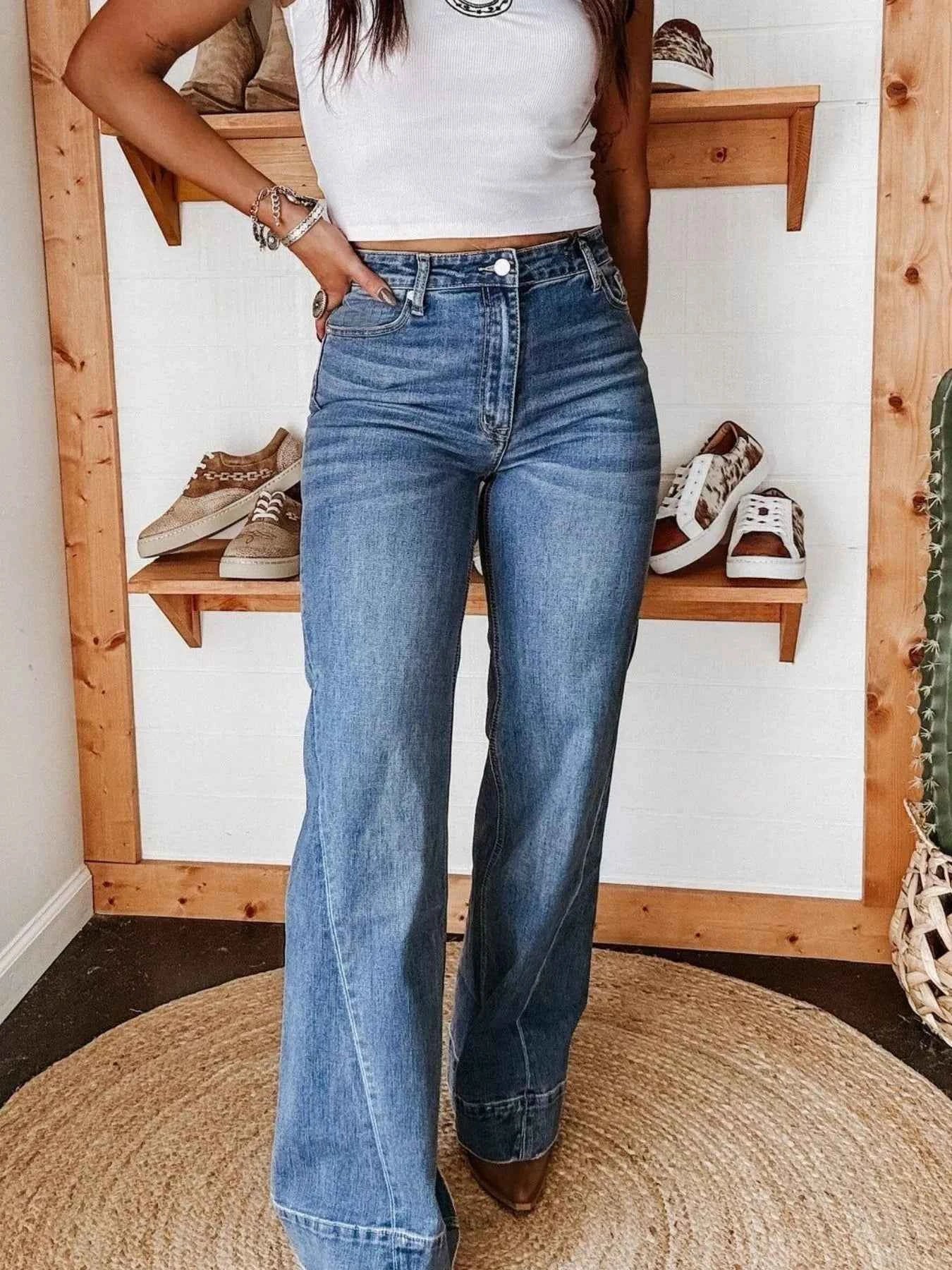 High-Waisted Wide Leg Jeans Light Blue af7ed355-f9f0-4470-8fda-55343e5a5a78-Max-Origin