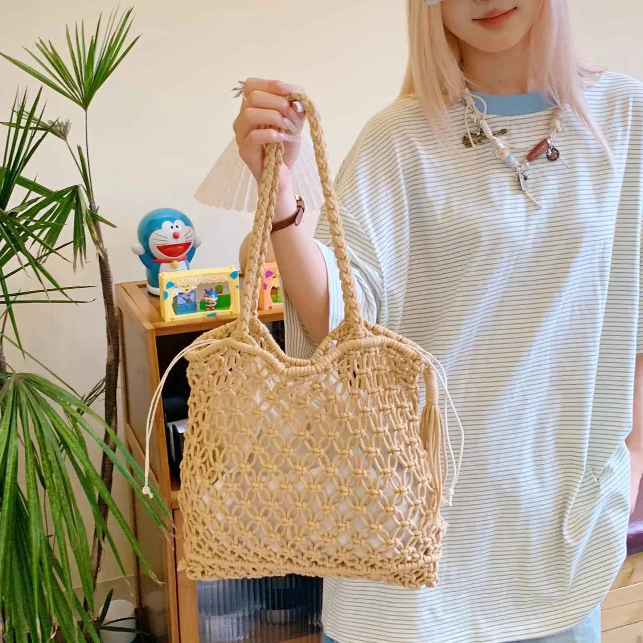 Lightweight Tassel Woven Handbag b63dbf1f6a9b433fb5f1ca763e1dca25-Max-Origin