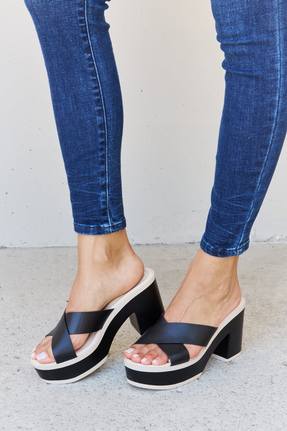 Weeboo Cherish The Moments Contrast Platform Sandals in Black beb27830c7fc4e70a819553c3e1908ec-Max