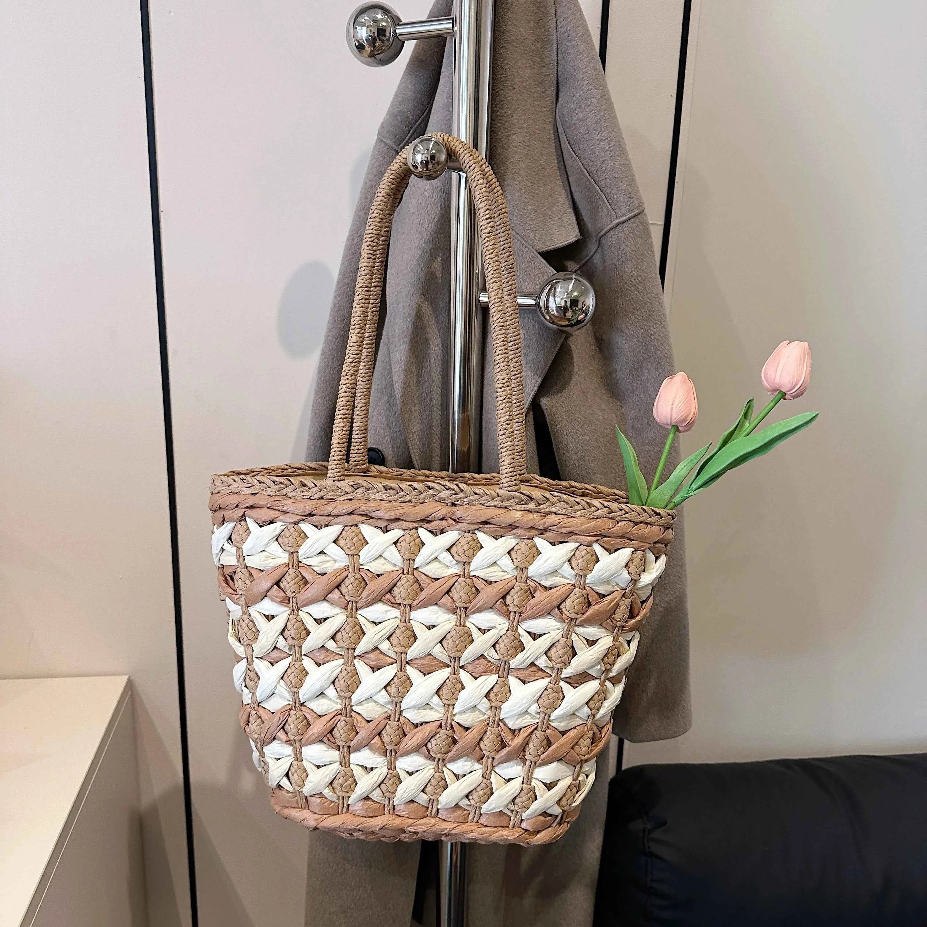 Woven Straw Tote Bag c122b01247ff4f28a72adec85445ed55-Max-Origin