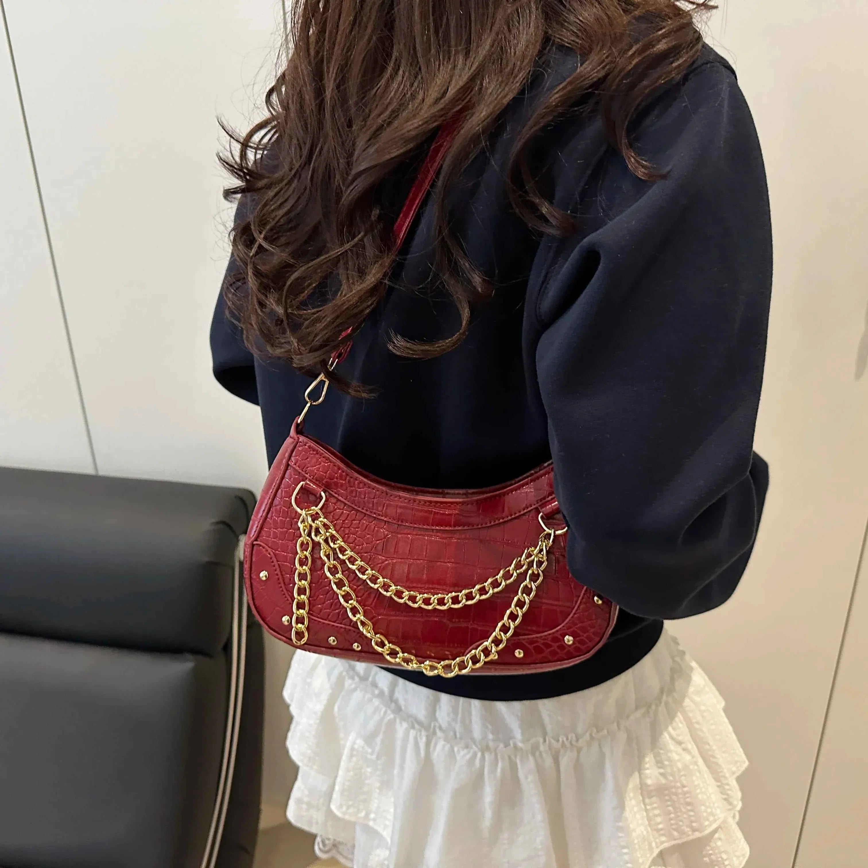 Chain-Embellished Shoulder Bag Red onesize c4fe434ffe154d73bfb5993b9fb5329e-Max-Origin