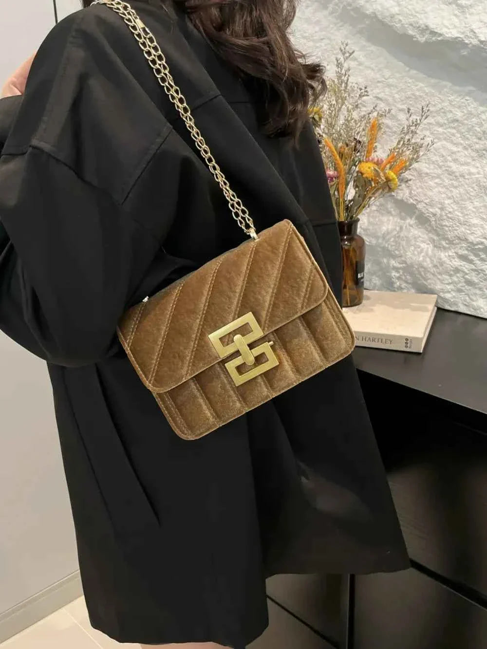 Gold Clasp Chain Shoulder Bag c60bf841-15ae-4132-9ede-52b7bf409f63-Max