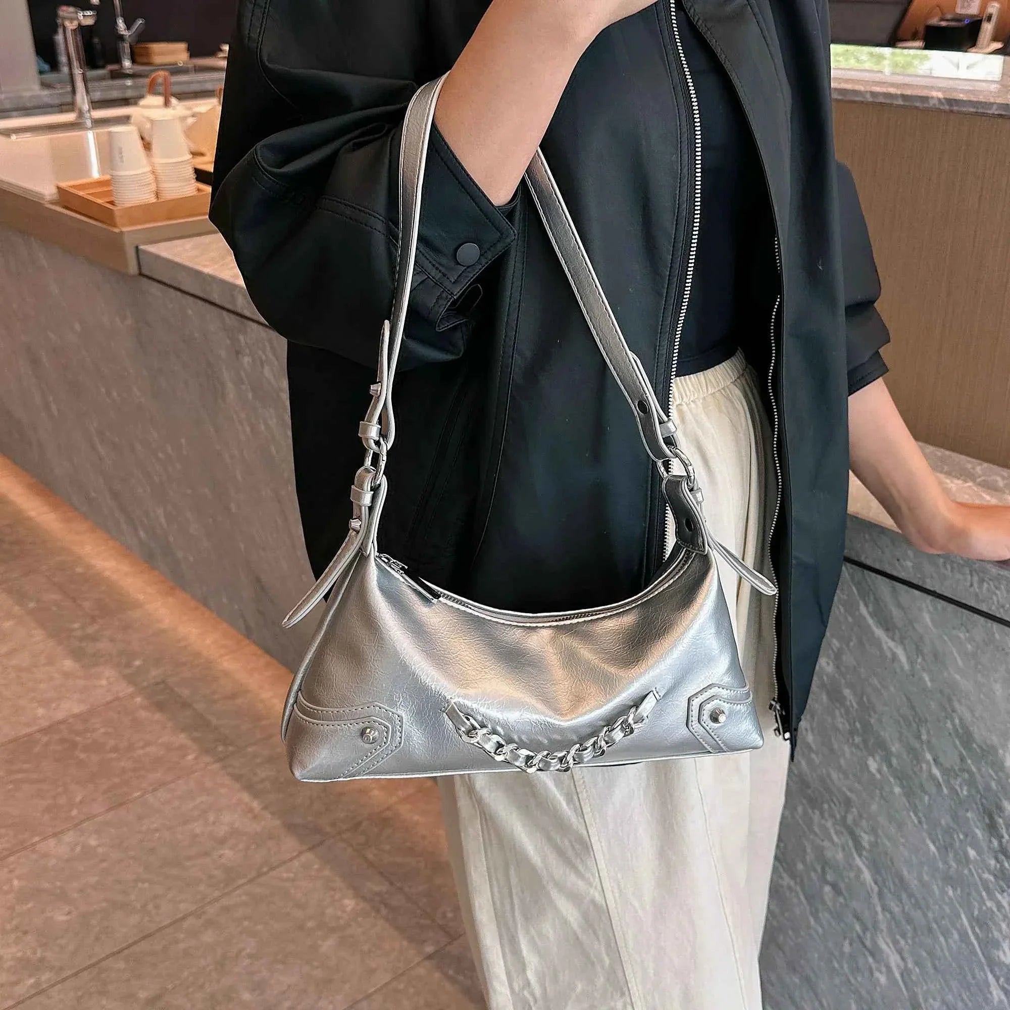 Chain Detail Leather Shoulder Bag Silver onesize c9bc032e18834d3a9f49ea57f736eaac-Max-Origin
