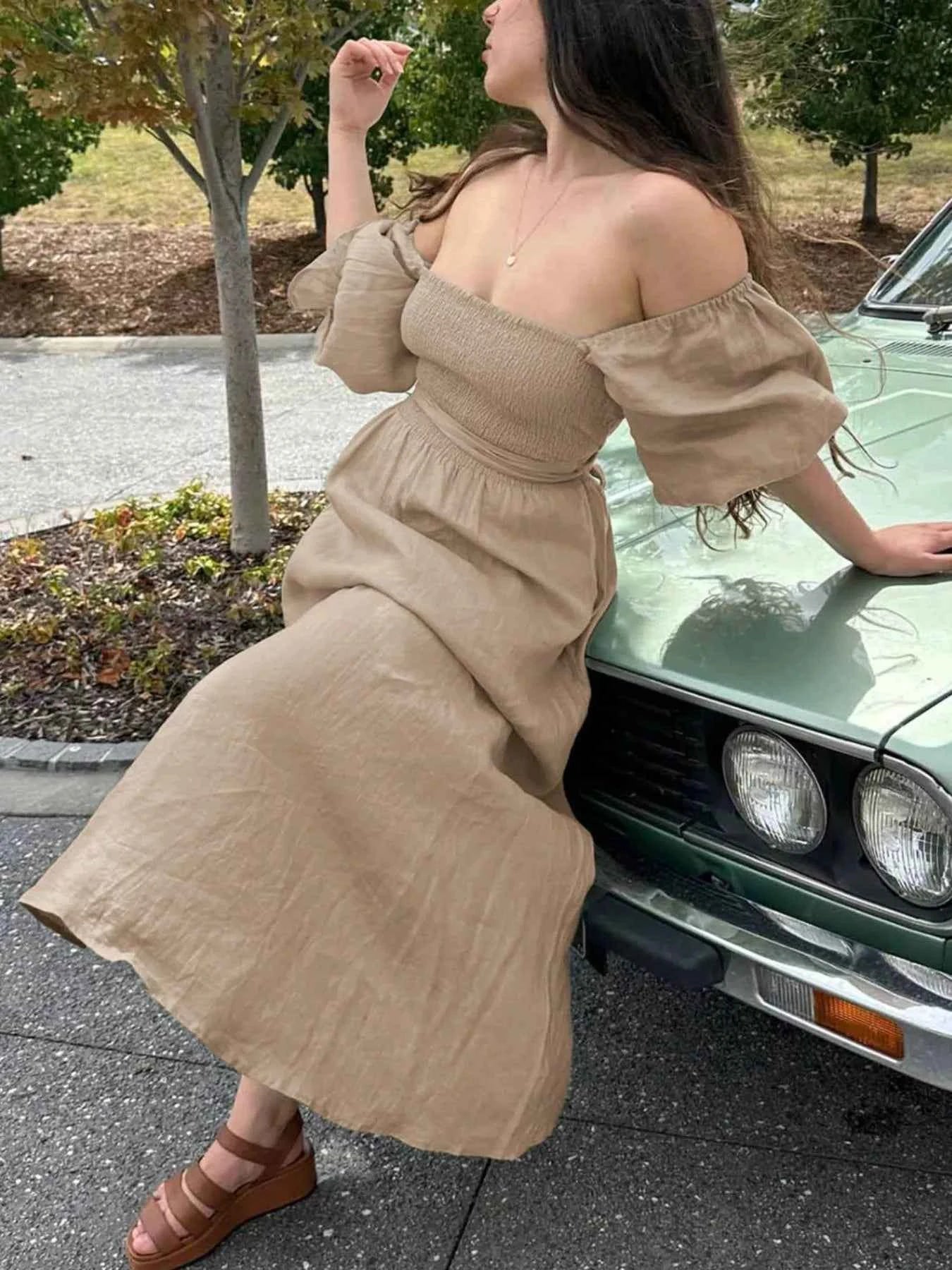 Smocked Puff Sleeves Midi Dress d0ea16fe-c3d9-47ba-8ef9-00479330f5ef-Max-Origin