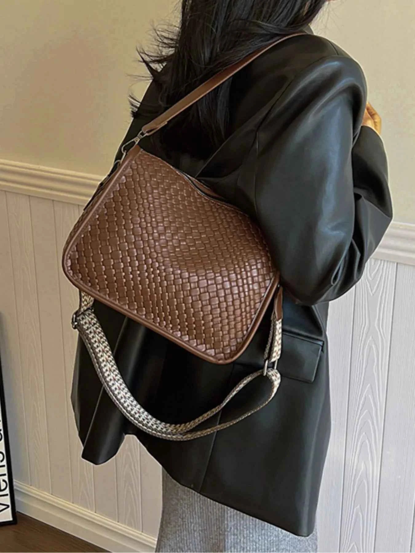 Textured Leather Shoulder Bag d8b5bdcf-545c-4c03-a2ea-c6c710f3380d-Max-Origin