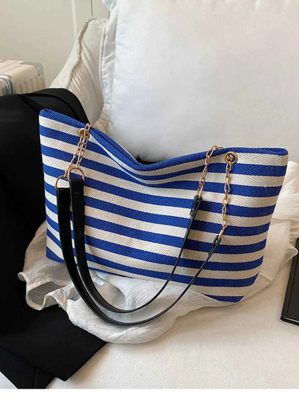 Striped Shoulder Bag with Chain Detail de27f3082a3941e7a9ff55f3b4ba472e-Max-Origin