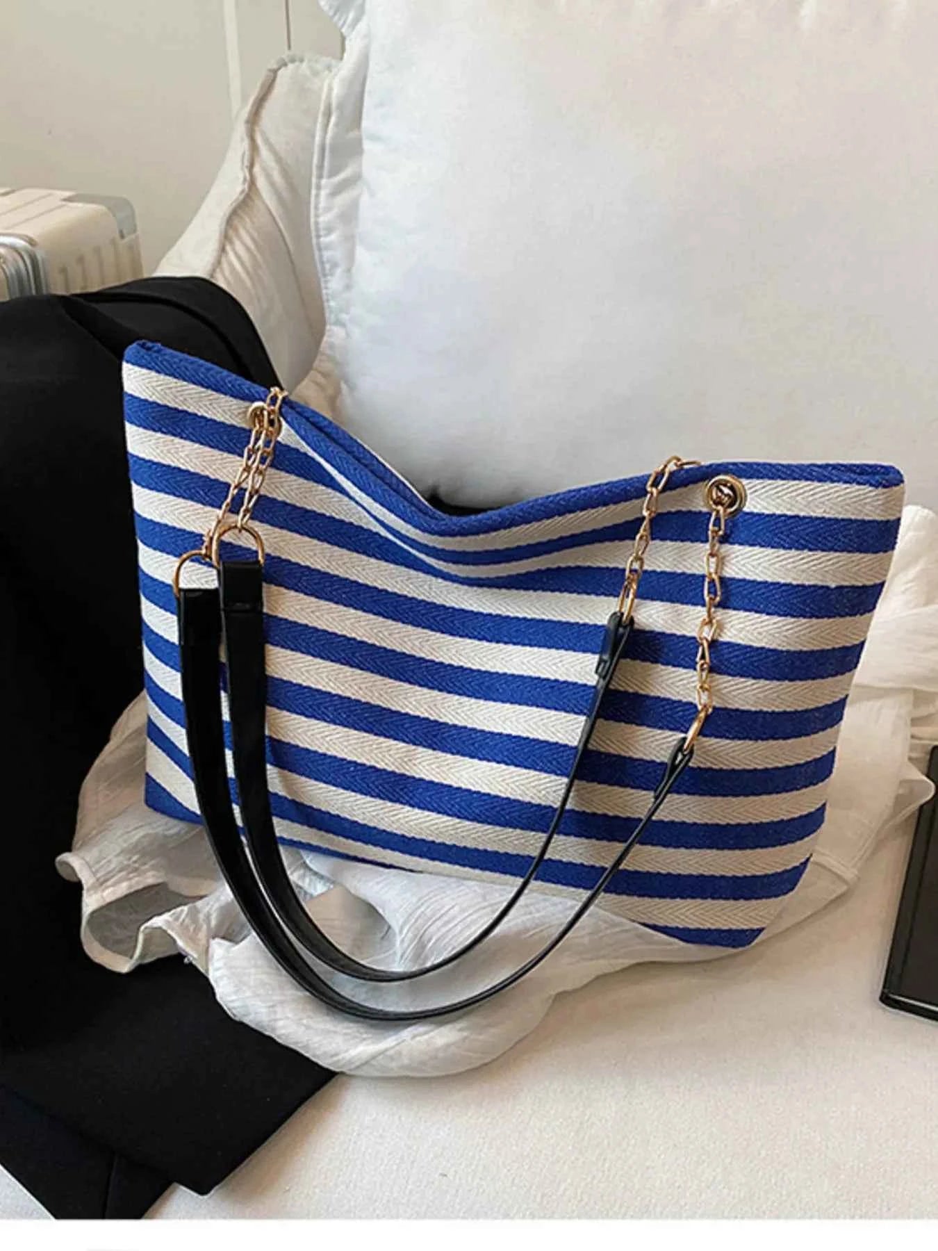 Striped Shoulder Bag with Chain Detail de27f3082a3941e7a9ff55f3b4ba472e-Max-Origin