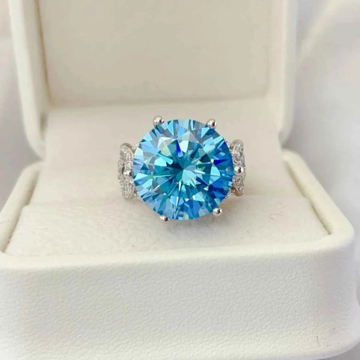 10 Carat Moissanite 925 Sterling Silver Ring df93c10d-c8d5-4b99-8cc1-06989950013a-Max-Origin