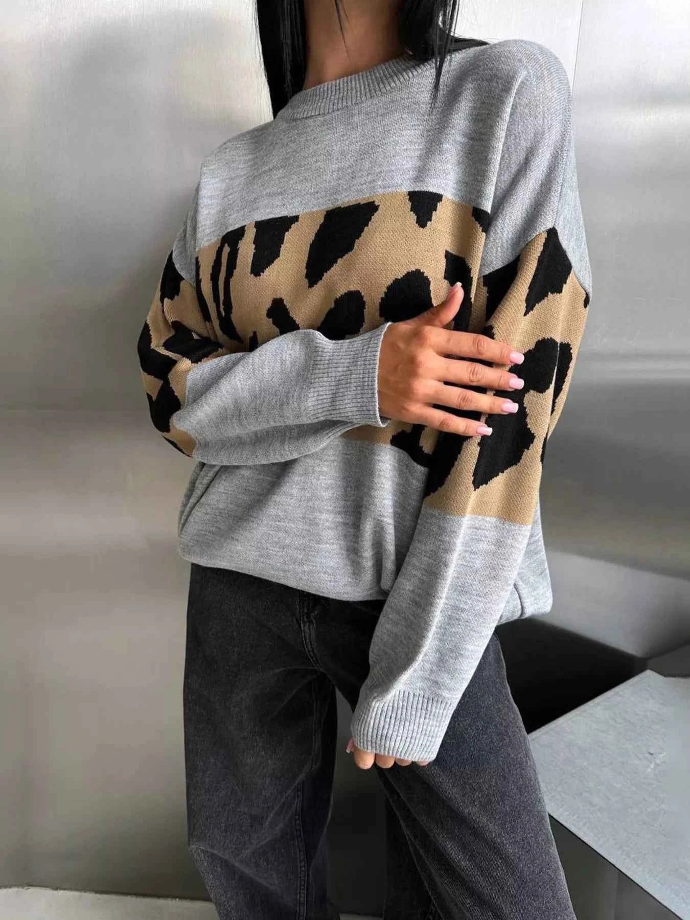 Leopard Color Block Round Neck Sweater e0f6d6080baa4f639f6524dac4652399-Max-Origin
