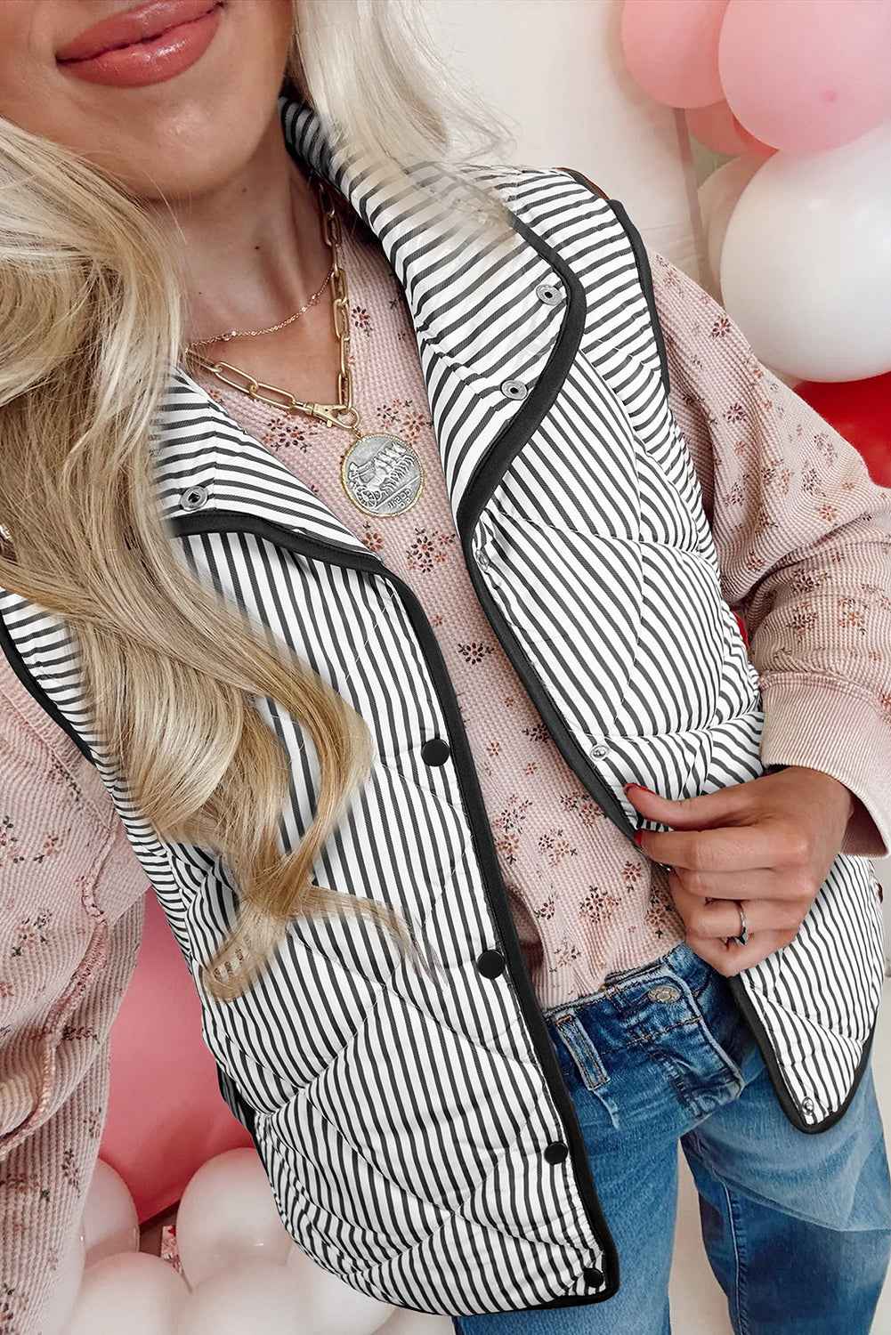 Black Striped Snap Button Scalloped Hem Winter Vest Black Stripe Shell:100%Polyester+Lining:100%Polyester+Filling:100%Polyester e197e1b0e5ebfbaf