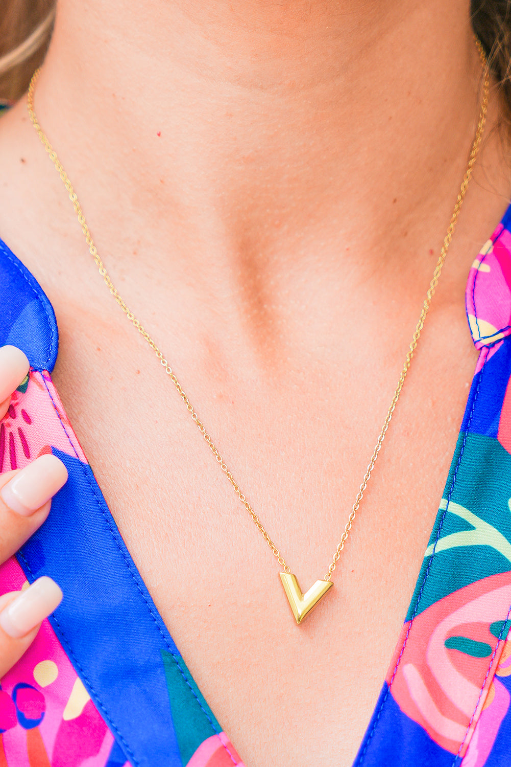 Gold Minimalist V Pendent Chain Necklace e694bd6ce6b6a46c