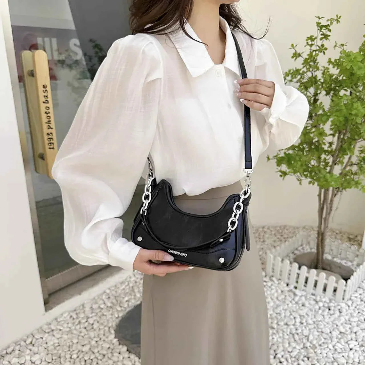 Chain Detail Leather Shoulder Bag e6a118ddcbce4c0aaa31356428aa22b9-Max-Origin