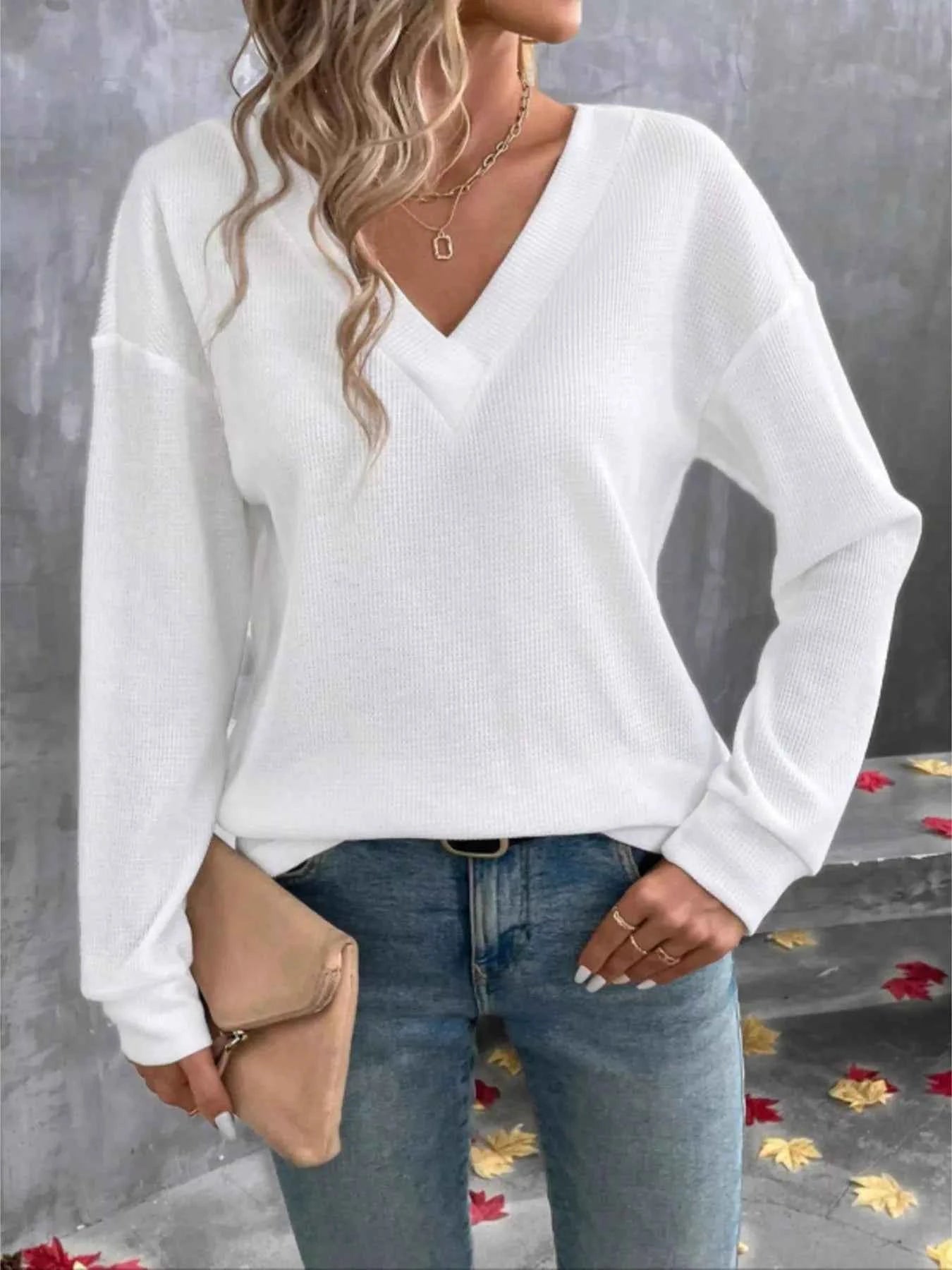 V-Neck Long Sleeve T-Shirt e7baf21e834347f9b4e7a2266fefc943-Max-Origin