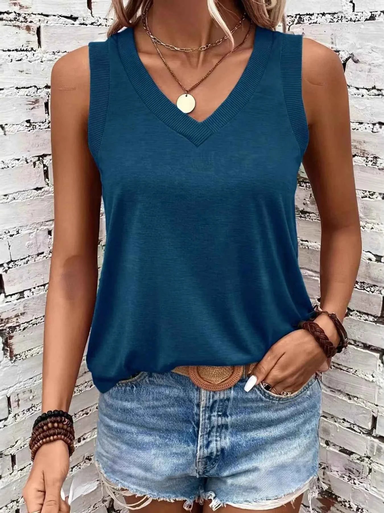 V-Neck Tank e7c42cf74a43437da6b4d075b63c8404-Max-Origin