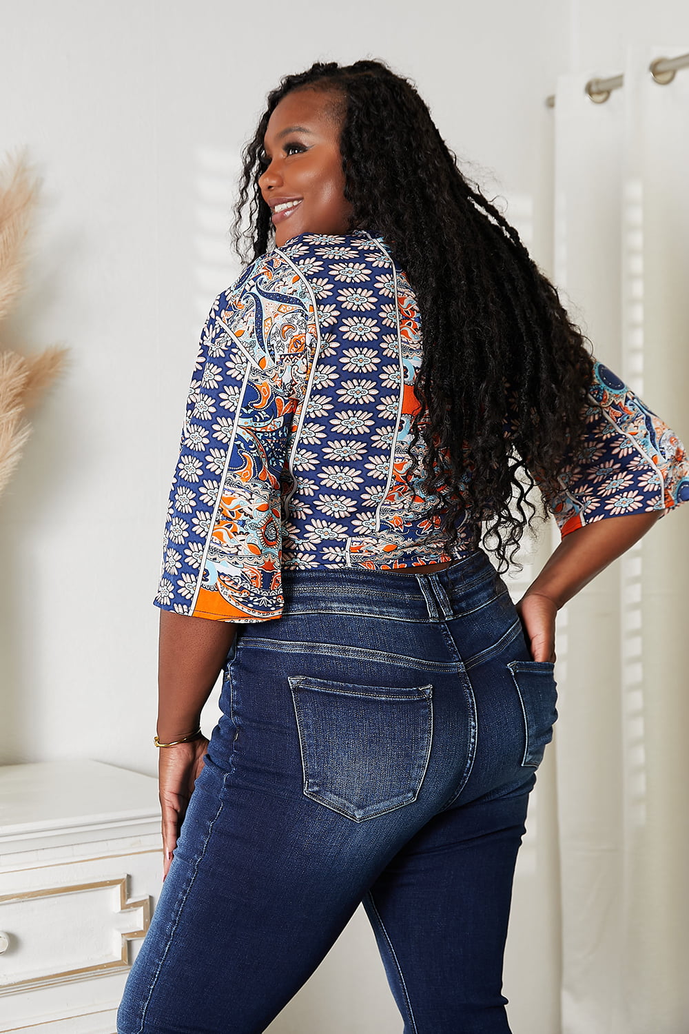 Tie Hem V-Neck Three-Quarter Sleeve Blouse e8d77cf22b7b4bfaaec4c0326c25b49f-Max