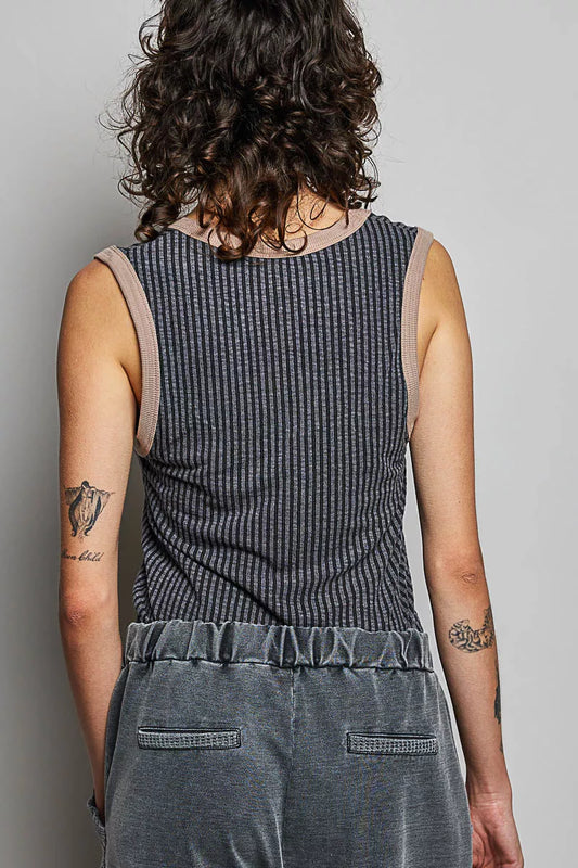 V-Neck Contrast Ribbed Sleeveless Tank ea7a208b-6a0b-4cc1-b2ea-5a802eee306f-Max-Origin