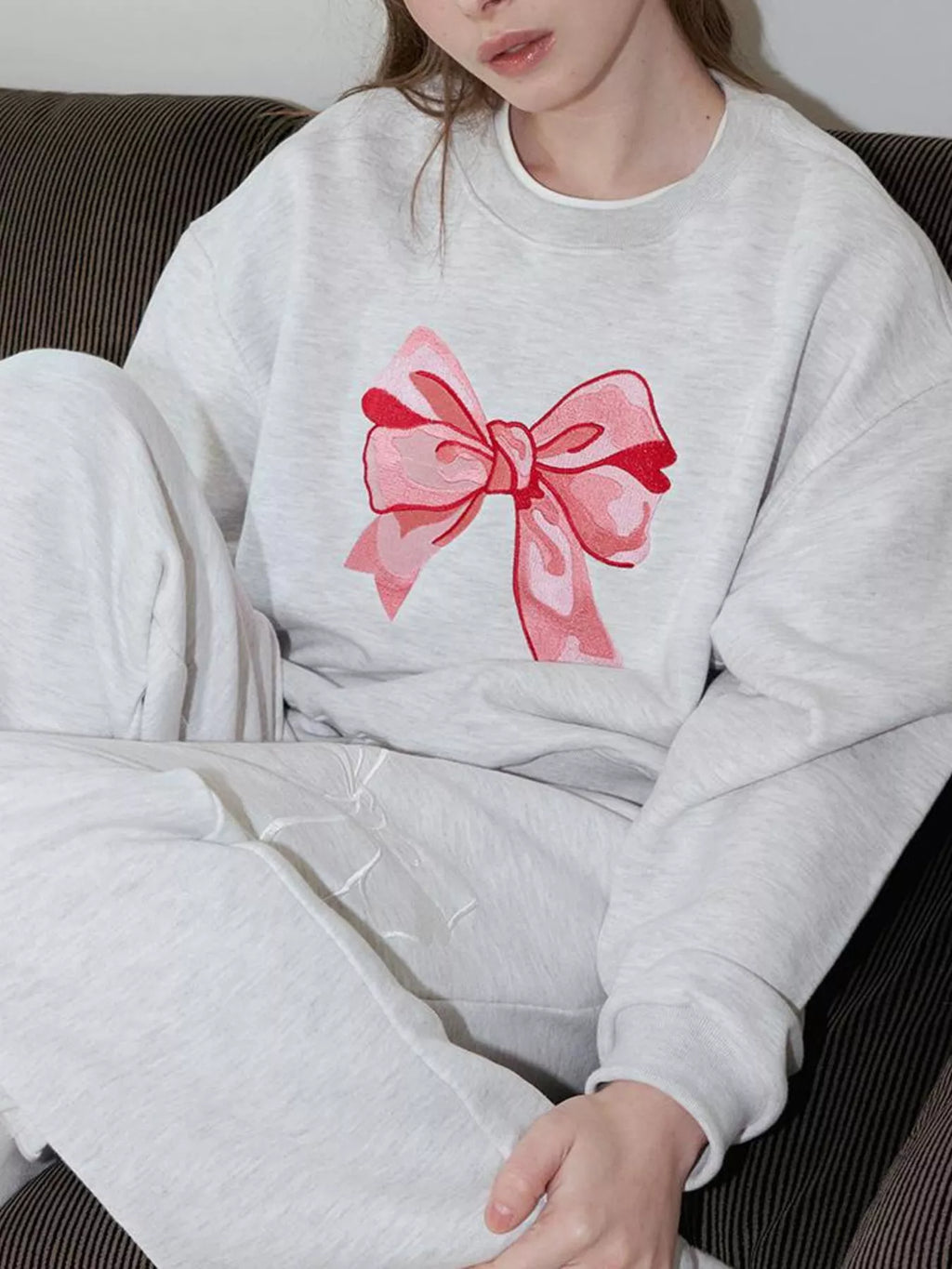 Bow Graphic Round Neck Long Sleeve Sweatshirt Light Gray eb61fed98774412da1b96d4482d8a940-Max-Origin