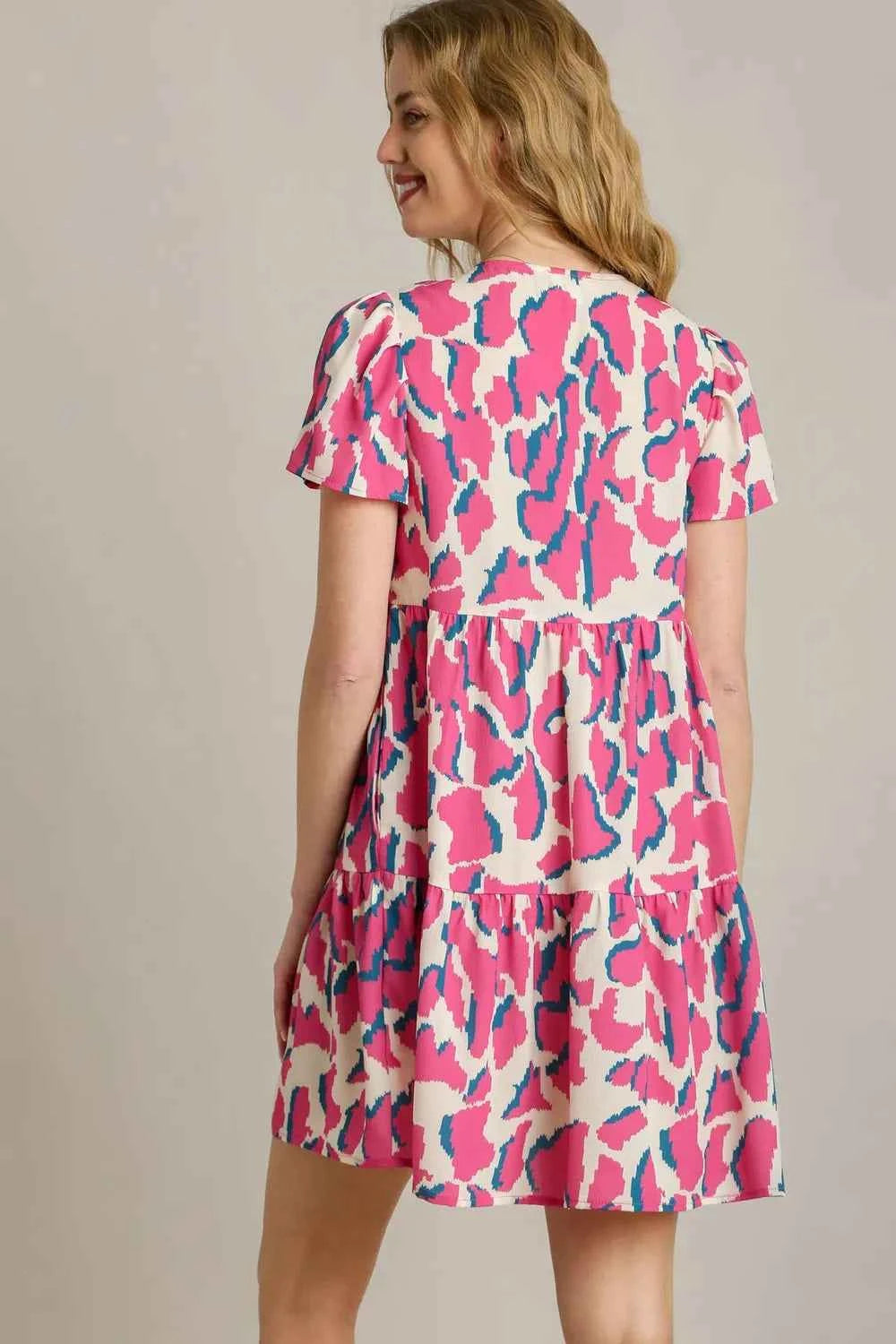 Umgee Full Size Abstract Print Pleat Detail Short Sleeve V-Neck Tiered Dress Plus Size edd85ed0-913d-4f32-bac8-1d42086f5649-Max