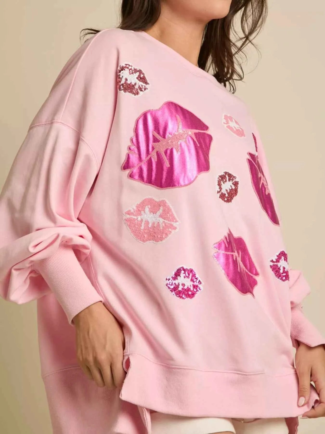 Lips Round Neck Dropped Shoulder Sweatshirt f537e796-e4a5-4388-a1bf-96c161b28f38-Max-Origin
