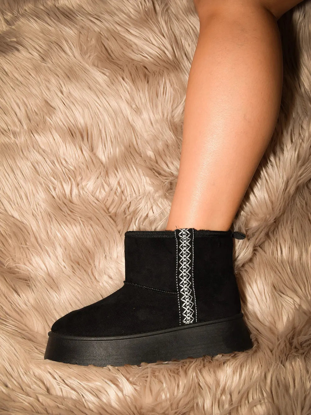 WILD DIVA Round Toe Platform Boots Black f585a96e-4355-4927-96ee-8e4b5383af94-Max
