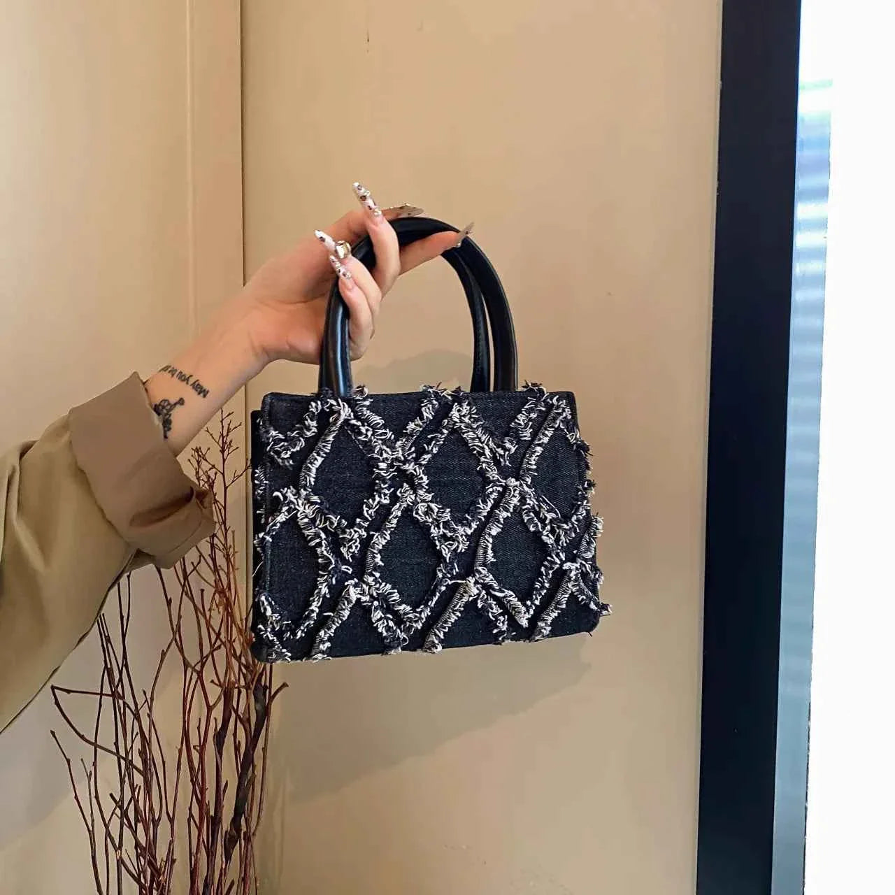 Diamond Pattern Fringe Edge Tote Bag fdb01938993f4eb7a1d2bb9399d82fd2-Max-Origin